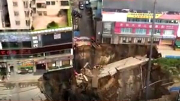 中国　地下鉄の建設現場で地面が陥没　目撃者が映像に納める - Sputnik 日本