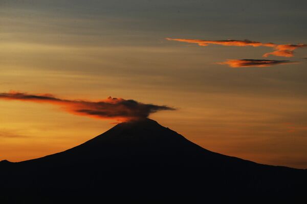 噴火するポポカテペトル山　標高5426メートル
（メキシコ・プエブラ州） - Sputnik 日本