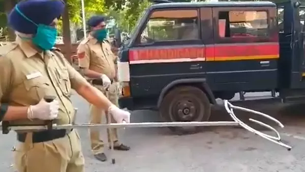 インド警察、規則違反者に「さすまた」で対抗 - Sputnik 日本
