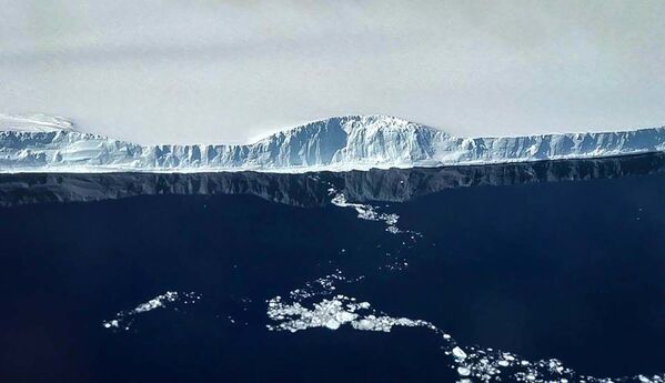 アイス・ブリッジ作戦（Operation Ice Bridge）中に撮影された巨大氷山A-68（2017年11月12日撮影） - Sputnik 日本