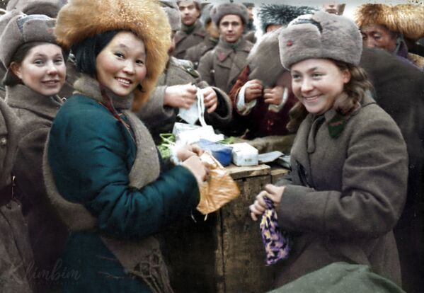 北西戦線第11軍の兵士へ慰問袋を贈るモンゴル代表団のメンバー（1942年） - Sputnik 日本