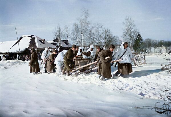 モスクワ州モジャイスク周辺　負傷した仲間を橇で救護所へ運ぶ兵士　（1942年1月） - Sputnik 日本