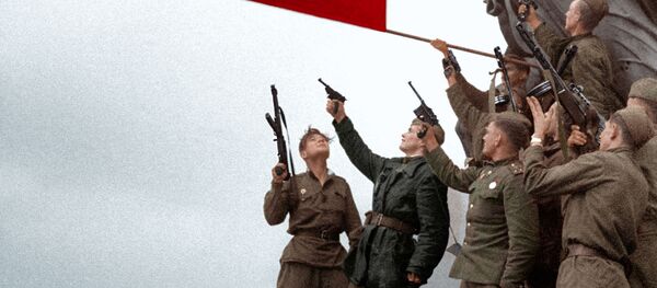 ドイツ国会議事堂(ライヒスターク)の屋上に赤旗を掲げるソ連兵 ドイツ国会議事堂(ライヒスターク)の屋上に赤旗を掲げるソ連兵 - Sputnik 日本