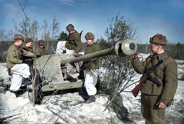 偵察兵が奪った独軍の対戦車砲を調べるソ連兵（1944年） - Sputnik 日本
