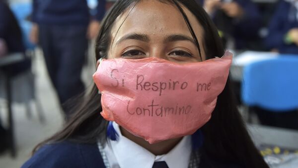 Колумбийская школьница в защитной маске из вторсырья и биоразлагаемых материалов - Sputnik 日本