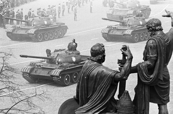 戦勝20周年記念パレードで赤の広場を通過する戦車（1965年） - Sputnik 日本