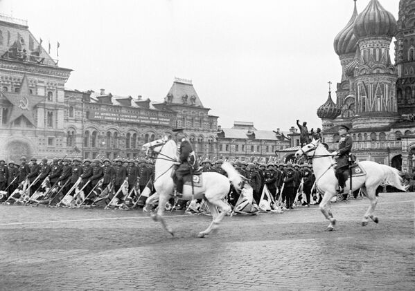 最初の戦勝記念パレード　ゲオルギー・ジューコフ元帥指揮の下開催された（1945年6月24日） - Sputnik 日本