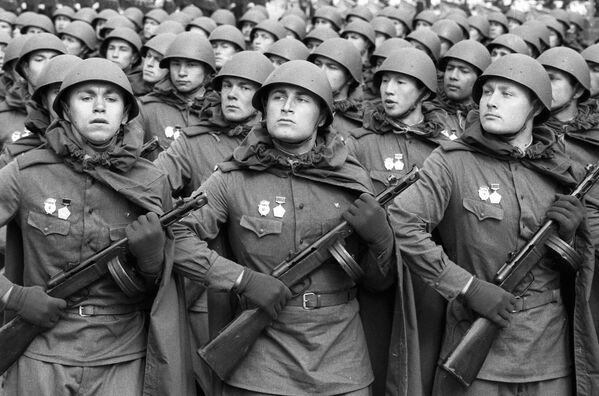 戦勝40周年記念パレードで、大祖国戦争中の制服を着用して行進するソ連の兵士たち（1985年） - Sputnik 日本