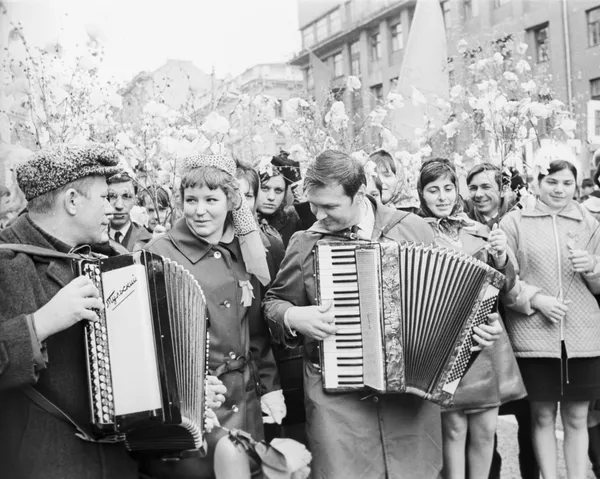ロシア、モスクワにて 赤の広場へ向かうメーデーのデモ参加者(1971年) ロシア、モスクワにて 赤の広場へ向かうメーデーのデモ参加者(1971年) - Sputnik 日本