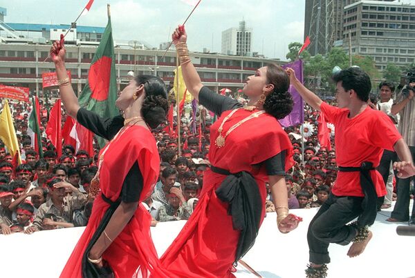 バングラデシュ、ダッカにて　　ダウンタウンで開催された集会でショーを行うダンサーたち　 - Sputnik 日本