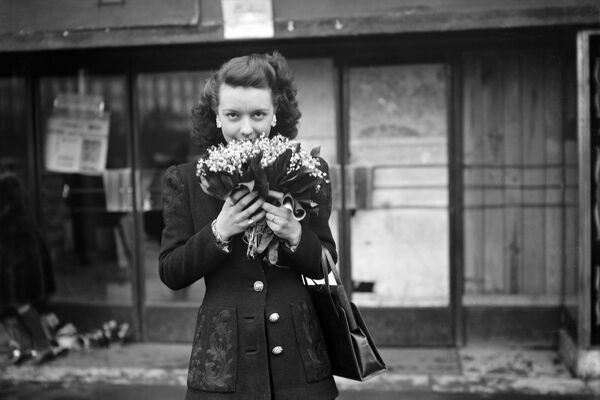 フランス、パリにて　すずらんを手にポーズをとる女性（1945年） - Sputnik 日本