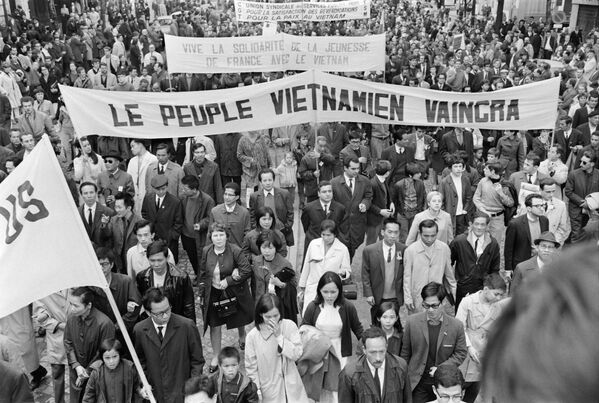 フランス、パリにて　CGT（フランス労働総同盟）とフランス共産党が開催したデモに参加するベトナム代表団（1968年） - Sputnik 日本