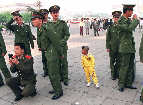 中国、北京にて　天安門広場で記念写真を撮る兵士たちに混ざる少年（1997年 - Sputnik 日本