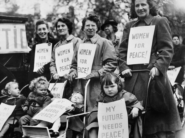 英国、ロンドンにて　メーデーの行進でプラカードを掲げる女性と子どもたち（1948年） - Sputnik 日本