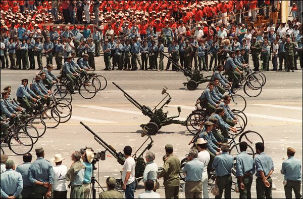 キューバ、ハバナにて　軍事パレードで対空砲を運ぶ兵士（1994年） - Sputnik 日本