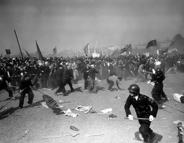 日本、東京にて 繁華街でおきた暴動で、警官に石を投げるデモ隊(1952年) 日本、東京にて 繁華街でおきた暴動で、警官に石を投げるデモ隊(1952年) - Sputnik 日本
