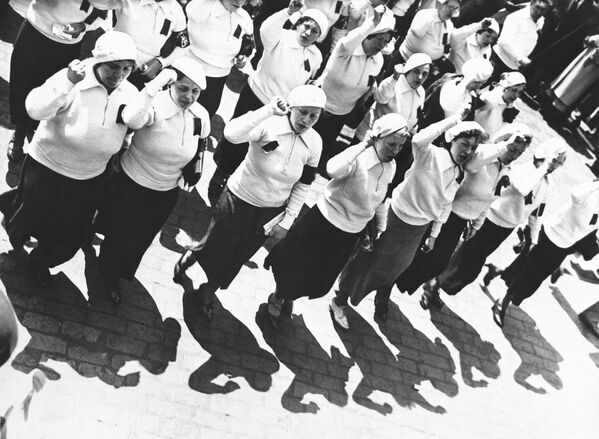 米国、ニューヨークにて　メーデーのパレードで行進する女性たち（1935年） - Sputnik 日本