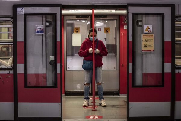 地下鉄に乗る女性（ミラノ） - Sputnik 日本