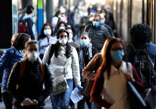 ミラノ・カドルナ駅にて　マスクをして駅に到着した市民 - Sputnik 日本