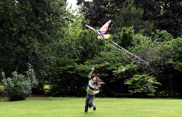 センピオーネ公園で凧揚げをする少女（ミラノ） - Sputnik 日本