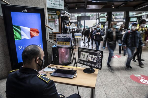 ミラノ・カドルナ駅にて　サーモスキャナーで乗客の体温をチェックする警備員（ミラノ） - Sputnik 日本