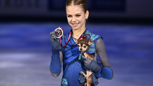 Александра Трусова позирует со своей собачкой во время церемонии награждения в финале Гран-При в Турине - Sputnik 日本