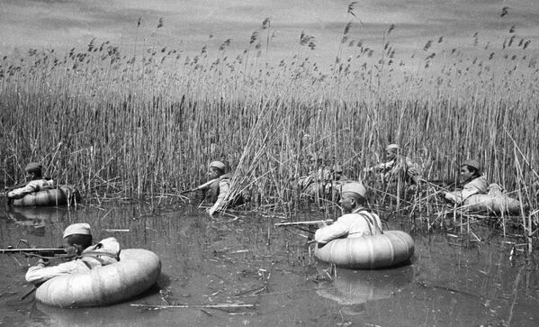 クバニの湿地を強行突破する偵察兵　 - Sputnik 日本
