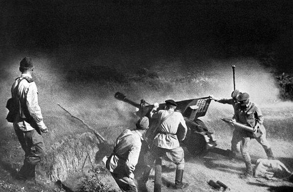 敵を砲撃する砲兵、北コーカサス　 - Sputnik 日本