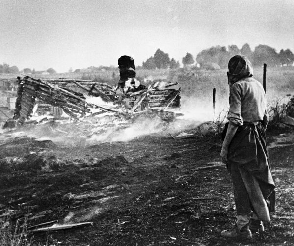 ナチスドイツによって焼き払われた村を見つめる女性、ベラルーシ - Sputnik 日本