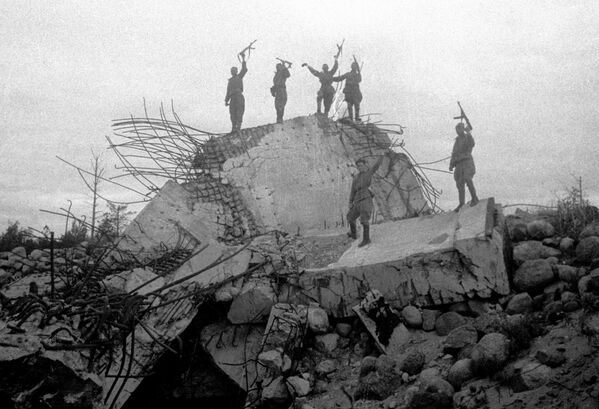 破壊したドイツ軍の野戦築城の上に立つ赤軍兵士 - Sputnik 日本