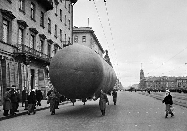 ネフスキー大通りを通る防空気球のガスタンク、レニングラード（現・サンクトペテルブルク）（1941年） - Sputnik 日本