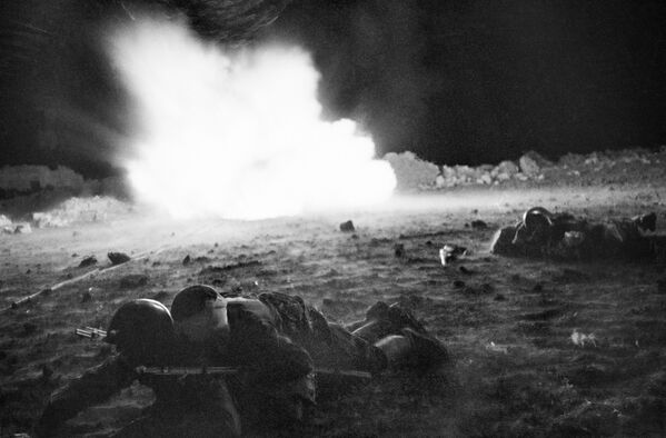 負傷した兵士を助ける衛生兵、クリミア戦線（1942年4-5月） - Sputnik 日本