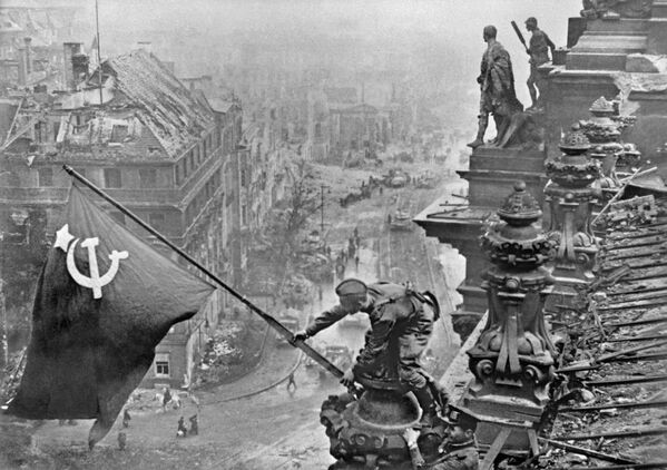 ライヒスターク（ドイツ国会議事堂）の屋上に赤旗を掲げるソ連兵（1945年5月2日） - Sputnik 日本