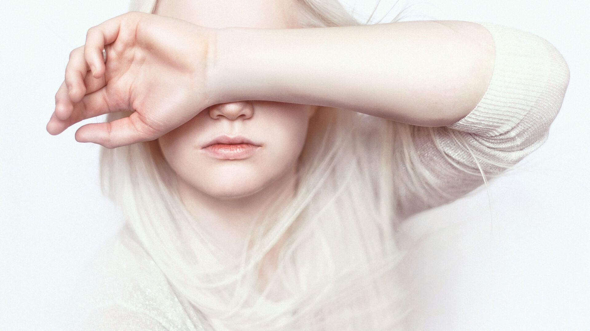 Девушка-альбинос закрывает глаза рукой - Sputnik 日本, 1920, 17.01.2022