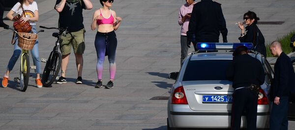 外出許可証の確認を行う警察 外出許可証の確認を行う警察 - Sputnik 日本