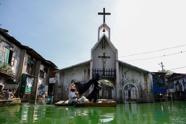 ダース・ベイダーに扮し、洪水の被害を受けた地域に救援物資を届けに向かう村の役人（フィリピン、マラボン） - Sputnik 日本