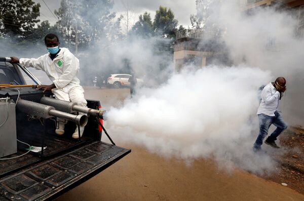 街を消毒する市職員と噴射をよける男性（ケニア、ナイロビ） - Sputnik 日本