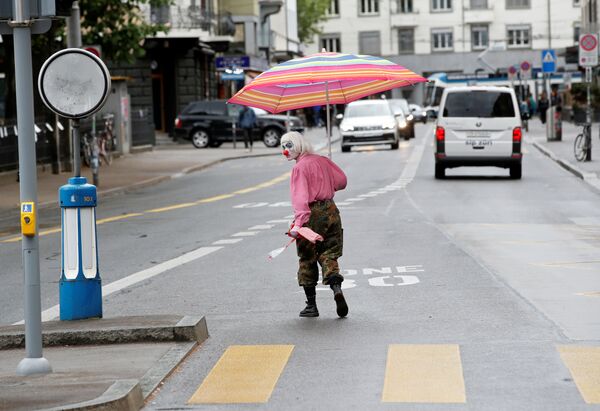 ピエロの恰好で街を歩く男性（スイス、チューリッヒ） - Sputnik 日本