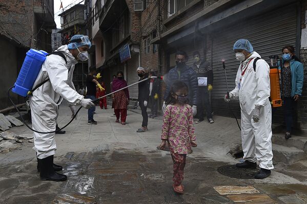 少女に消毒液を散布する医療従事者（ネパール、カトマンズ） - Sputnik 日本