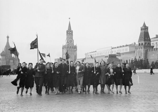 1945年5月9日の朝、赤の広場にて勝利を祝うモスクワ市民 - Sputnik 日本