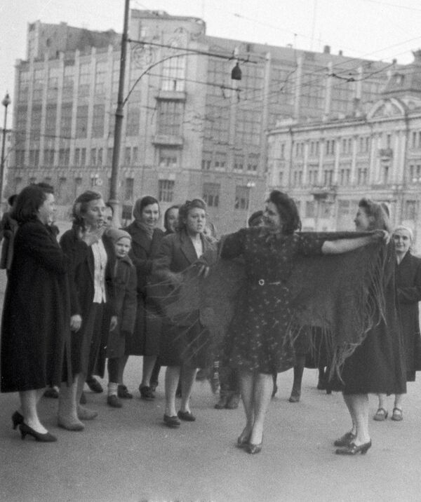 通りで踊る女性たち - Sputnik 日本