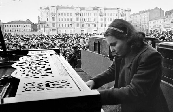 モスクワ中心部のマヤコフスキー広場（現・凱旋広場）で演奏するピアニストのニーナ・エメリヤーノヴァ - Sputnik 日本