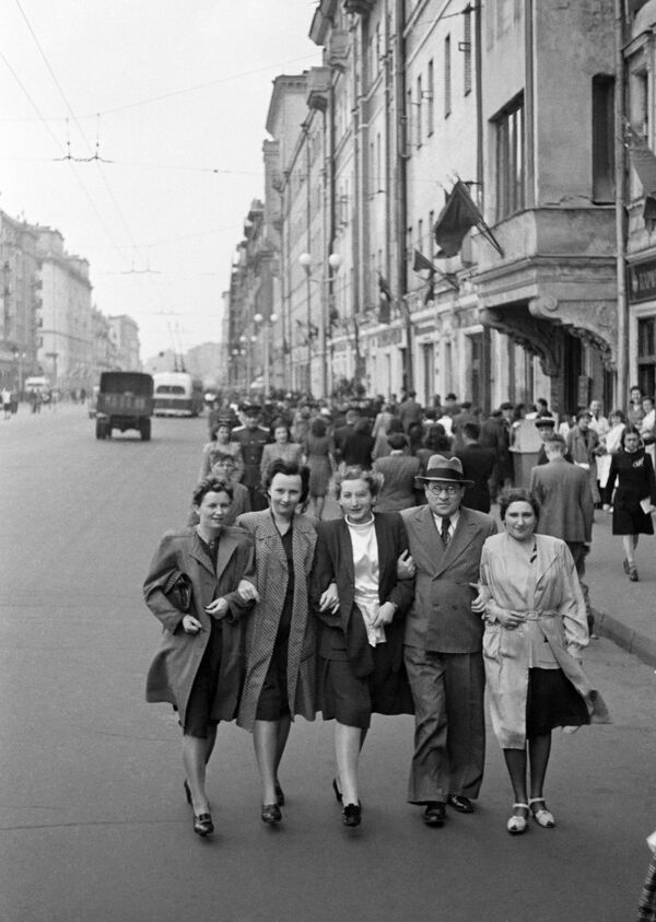 モスクワ中心部のゴーリキー通り（現・トヴェルスカヤ通り）を歩くモスクワ市民 - Sputnik 日本