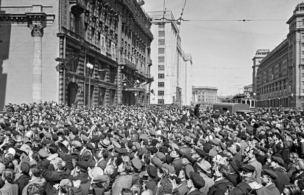 人で溢れかえる米国大使館前 人で溢れかえる米国大使館前 - Sputnik 日本
