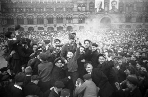 赤の広場で勝利を祝うモスクワ市民 - Sputnik 日本