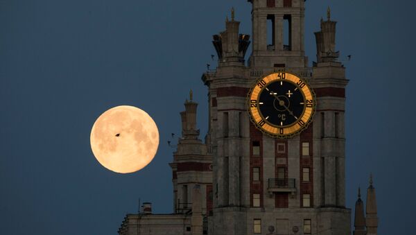 ロシア、モスクワで観測されたフラワームーンとモスクワ大学
（5月8日撮影） - Sputnik 日本