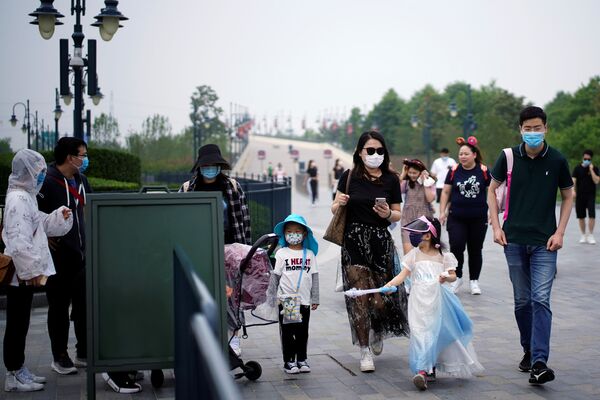 マスクを着用する来園者たち - Sputnik 日本
