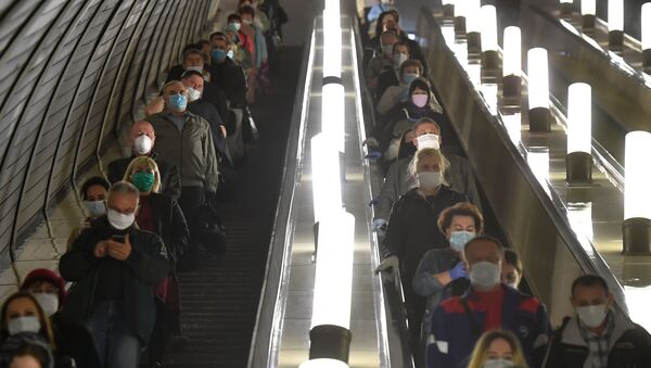 Пассажиры в масках на эскалаторе станции Комсомольская Московского метрополитена - Sputnik 日本