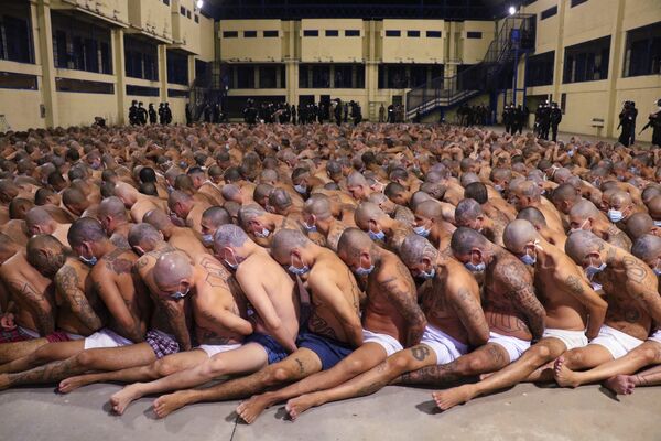 イザルコ刑務所にて　新型コロナウイルス検査のため、すし詰め状態で座る受刑者たち（エルサルバドル、サンサルバドル） - Sputnik 日本