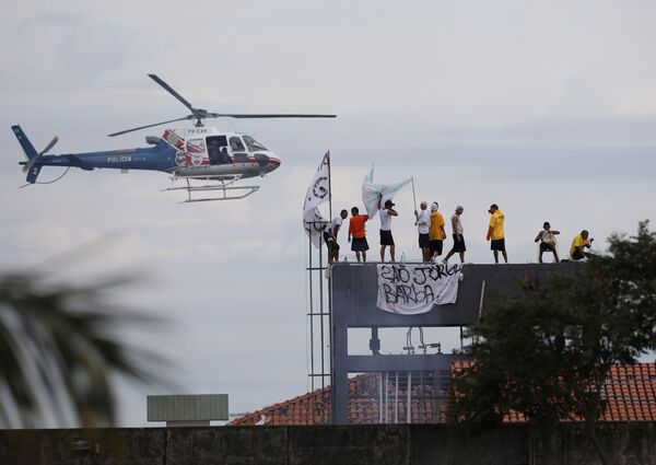 暴動を起こす受刑者と上空を巡回する警察のヘリコプター（ブラジル、マヌアス） - Sputnik 日本